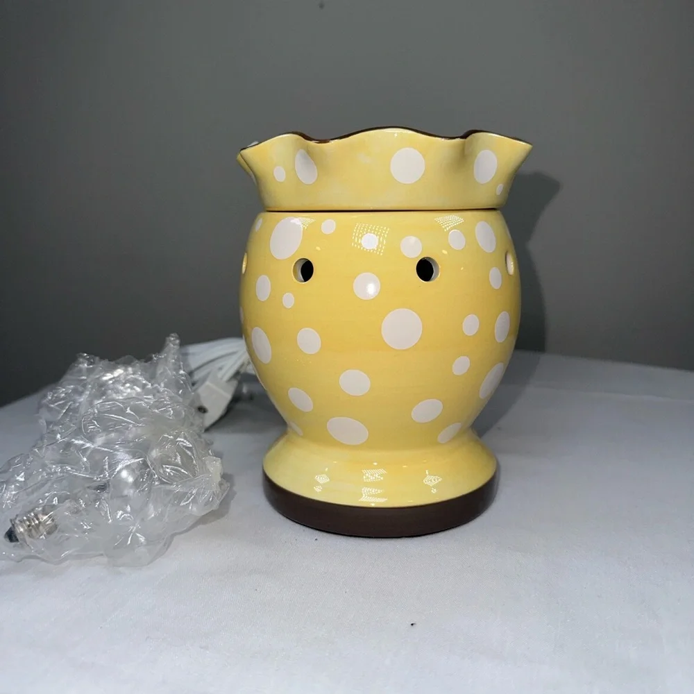 NEW Scentsy Dotty Full Size Warmer Ceramic Yellow White Polka Dot